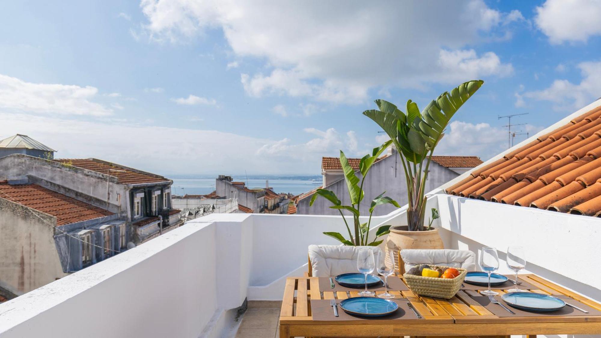 Authentic Living With A View By Lovelystay Apartment